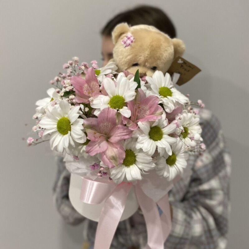 TCveti v shlyapnoj korobke s myagkim Mishkoj, standart