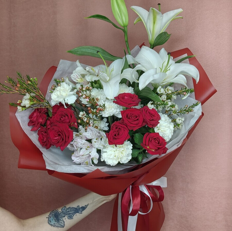 Bouquet with lily and shrub roses "Nobility", standart