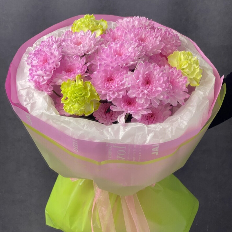 Букет из хризантем и диантусов «Земляника», стандартный