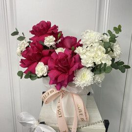 Kompozitciya v shlyapnoj korobke «Asimmetriya chuvstv»