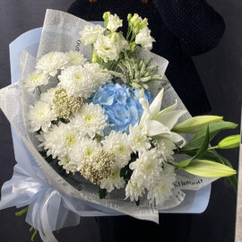 Букет с лилией и гортензией «Благодать»