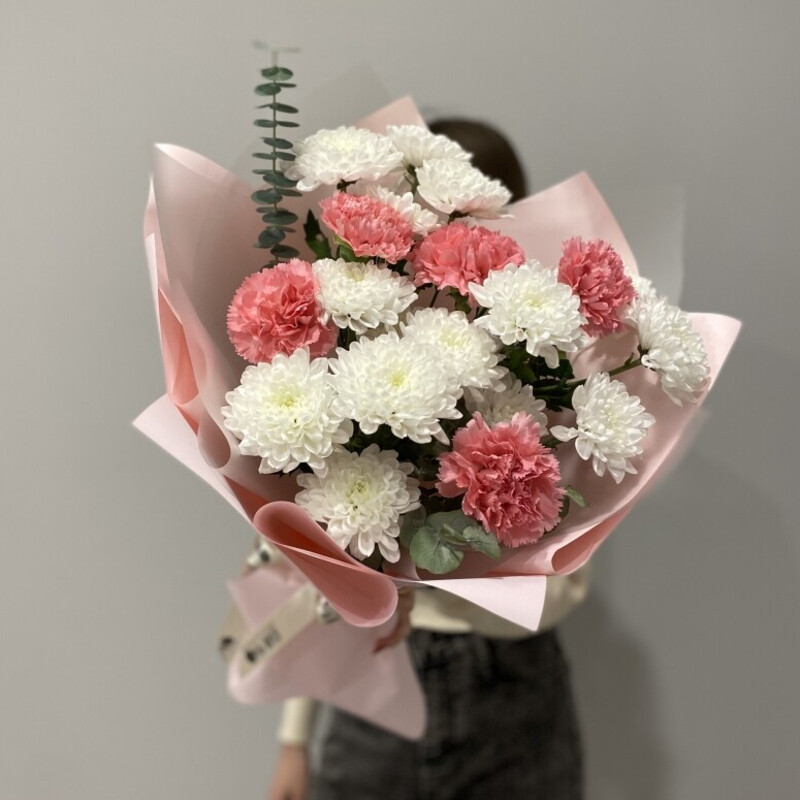 Хризантемы с  яркими диантусами «Шепот зари» , стандартный