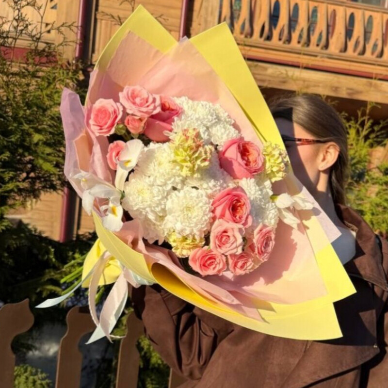 Buket iz hrizantem i roz «Priznanie», standart