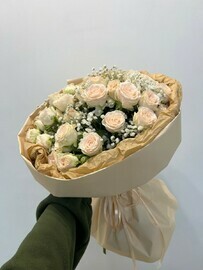 Пионовидная роза с гипсофилой