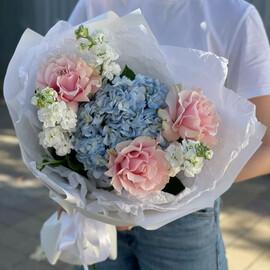 Букет с гортензией, маттиолой и французской розой