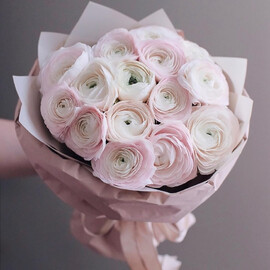 Buket iz 15 ranunkulyusov