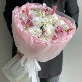 «Lyubimka» avtorskij buket s orhideej, romashkami i hrizantemoj