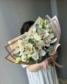 Нежный букет с орхидеями 