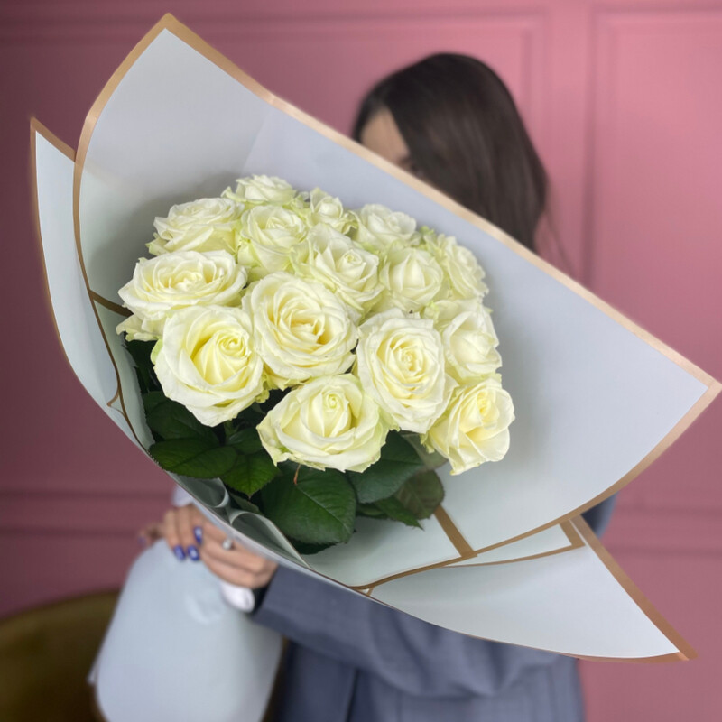 Buket iz 15 belosnezhnih roz, buket iz 15 roz