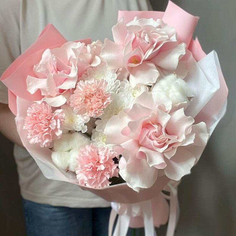 «Шепот любви» авторский букет с французской розой, хлопком и диантусами, стандартный