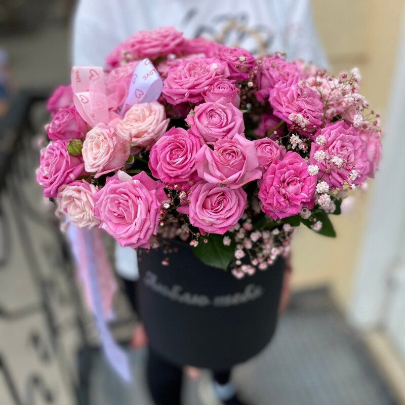 Kompozitciya roz i gipsofili, standart