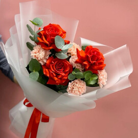 «Strast_» avtorskij buket iz frantcuzskih roz i gvozdik