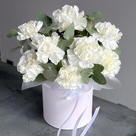 «Белоснежка» композиция из диантусов и эвкалипта