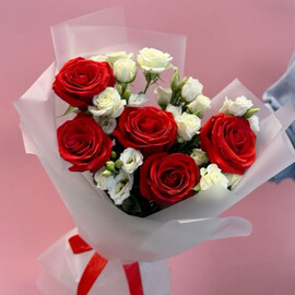 Avtorskij buket s eustomoj i krasnimi rozami