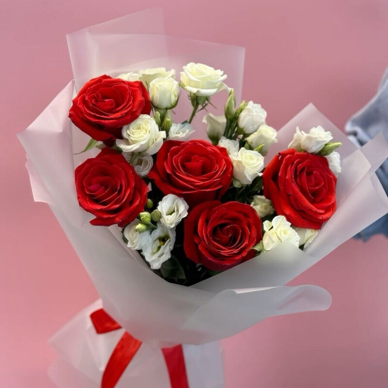 Авторский букет с эустомой и красными розами, стандартный