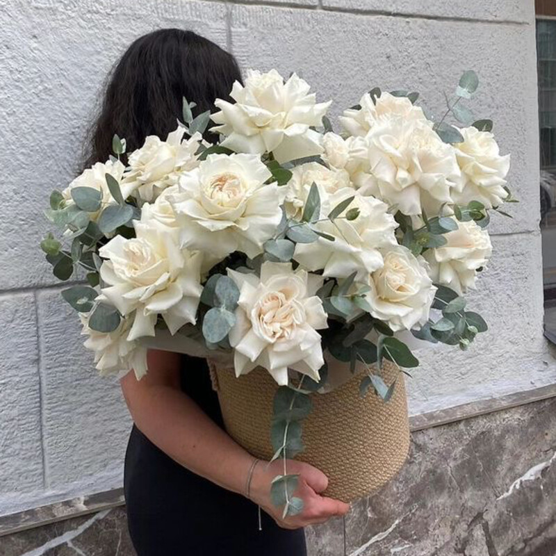 Французские розы в корзине , композиция из 19 роз