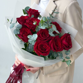 9 красных роз с эвкалиптом