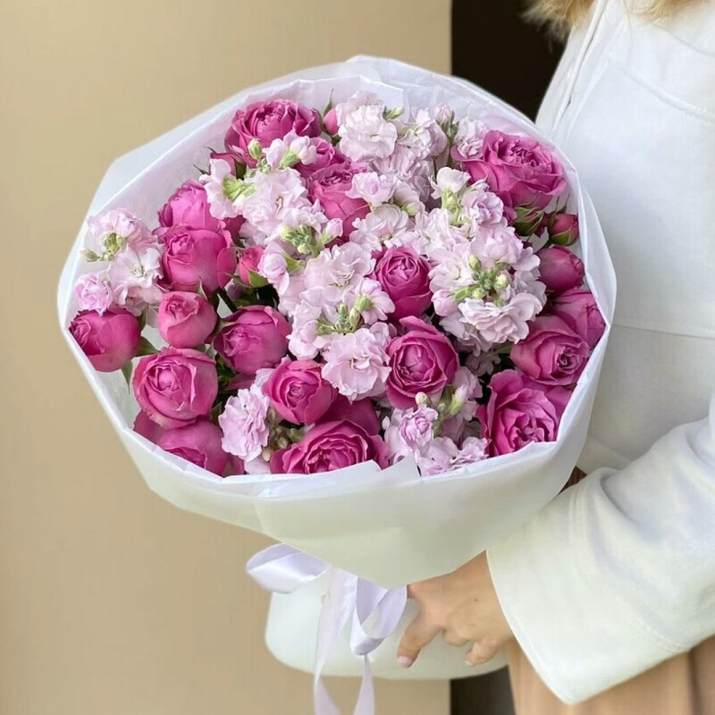 «Сиреневые сны» авторский букет с маттиолой и кустовой розой , стандартный