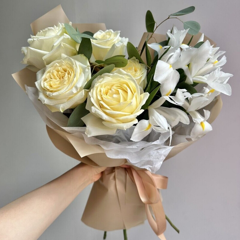 «Ириска» авторский букет с розами и ирисами, стандартный