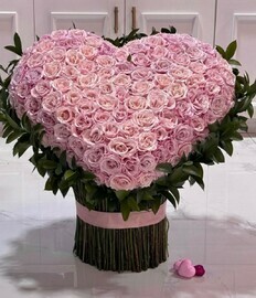 Ogromnoe serdtce iz roz