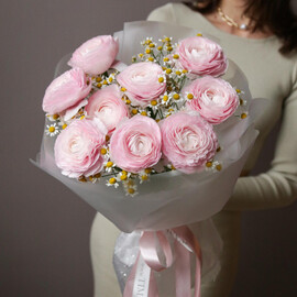 Букет ранункулюсов и ромашек