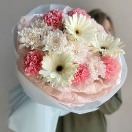 «Svezhij briz» avtorskij buket s gerberami, gvozdikami i hrizantemoj