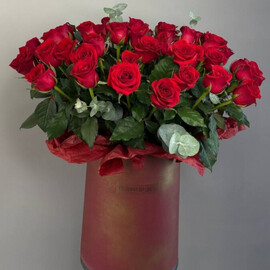 Коробка с 65 красными розами 