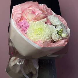 Avtorskij buket s rozoj sorta Esperansa, hrizantemoj Magnum i eustomoj