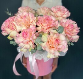 Kompozitciya s frantcuzskoj rozoj