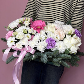 Kompozitciya na stol iz tcvetov i nobilisa