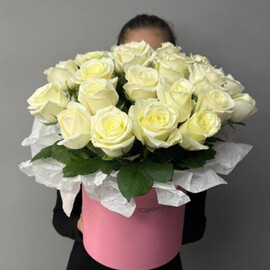 Korobka s beloj rozoj