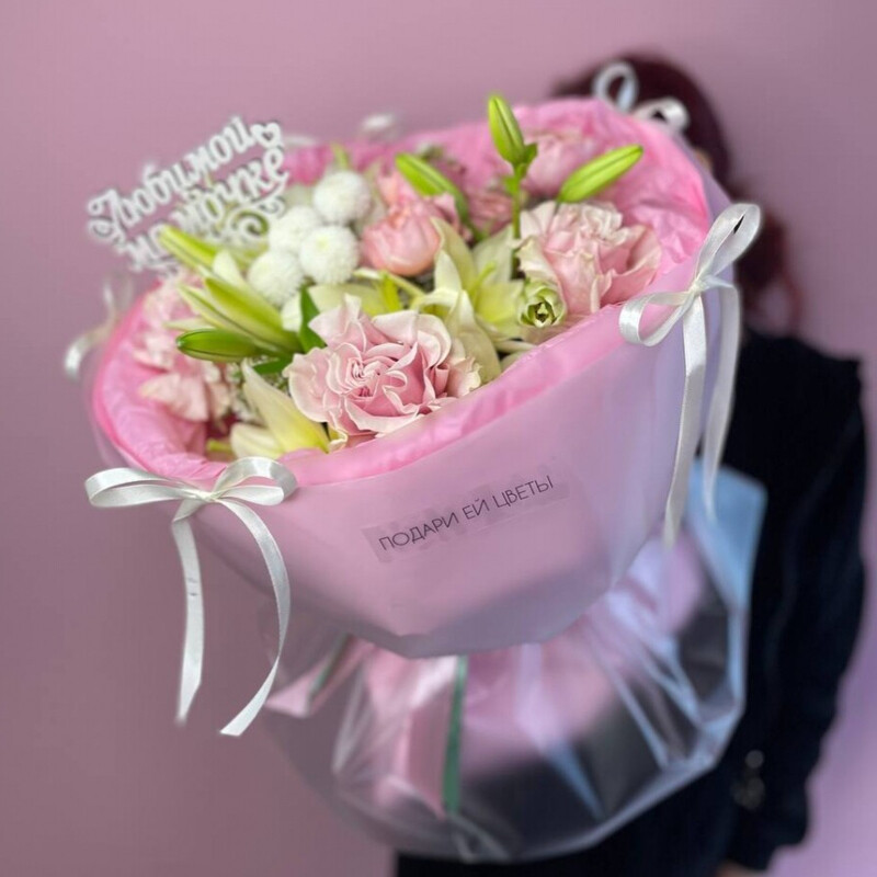 Avtorskij buket s rozoj Mondial_, liliej i hrizantemoj dlya mami + otkritka, premium