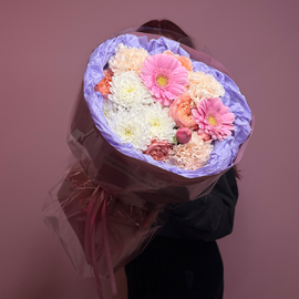 Букет с хризантемой ,кустовой розой и гермини