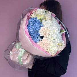 Avtorskij buket s rozami sorta Plajya Blanka, gortenziej i diantusami