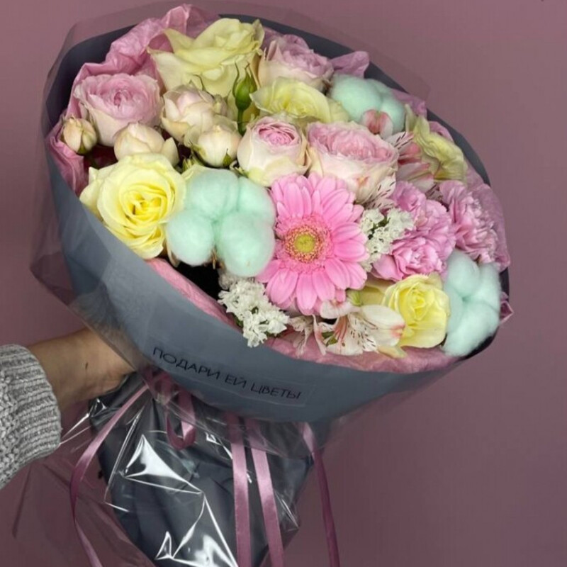 Avtorskij buket s rozami sorta Avalanzh, al_stromeriej i hlopkom, standart