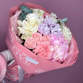 "Nezemnaya" buket belih frantcuzskih roz i gortenzii