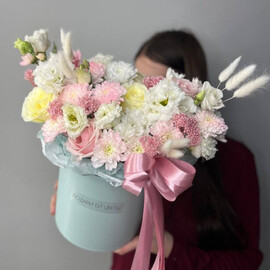 Korobka s rozoj i hrizantemoj