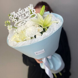 Avtorskij buket s rozoj sorta Mondial_, liliej, matiolloj i hrizantemoj dlya mami + otkritka