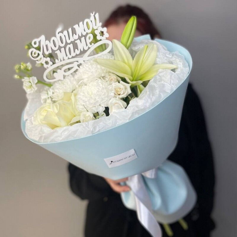 Avtorskij buket s rozoj sorta Mondial_, liliej, matiolloj i hrizantemoj dlya mami + otkritka, standart