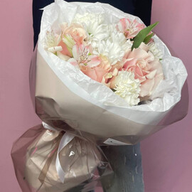 Avtorskij buket s rozami sorta Pink Mondial_, al_stromeriej i diantusami