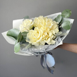 Букет белых французских роз и эвкалипта