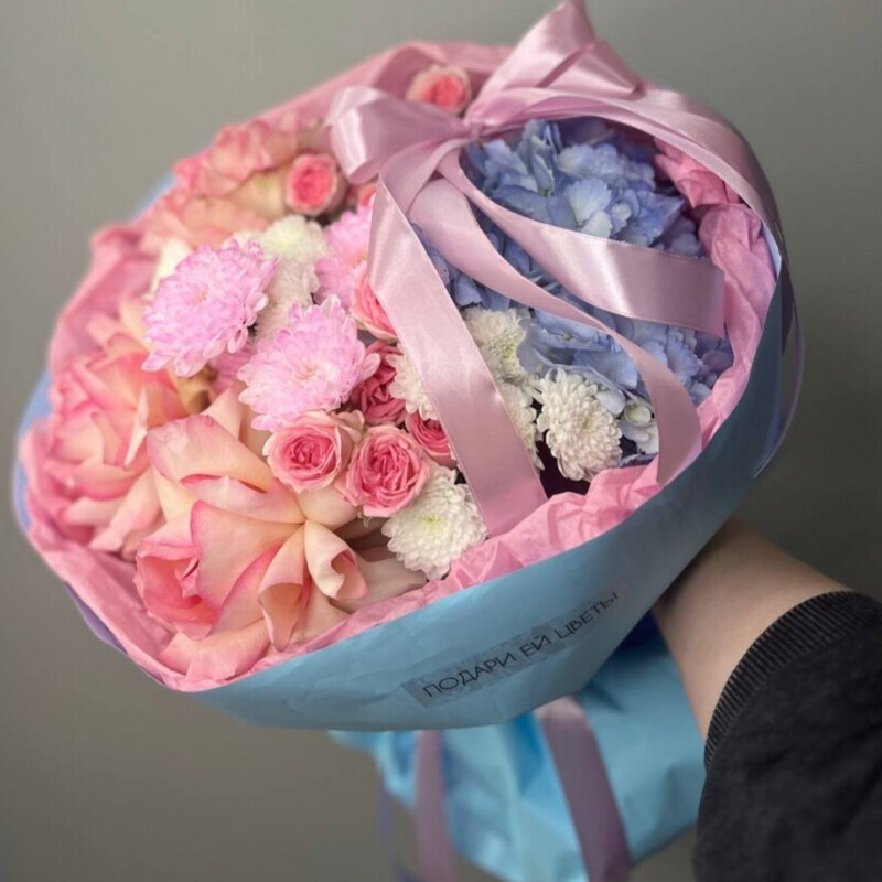 Avtorskij buket s gortenziej, frantcuzskimi rozami, hrizantemoj i kustovimi, standart