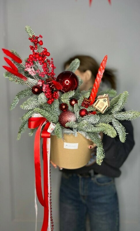 Композиция из нобилиса с красными шарами, стандартный