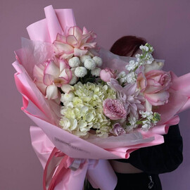 Авторский букет с розой сорта Эсперанса, лилией, гортензией и хризантемой для мамы