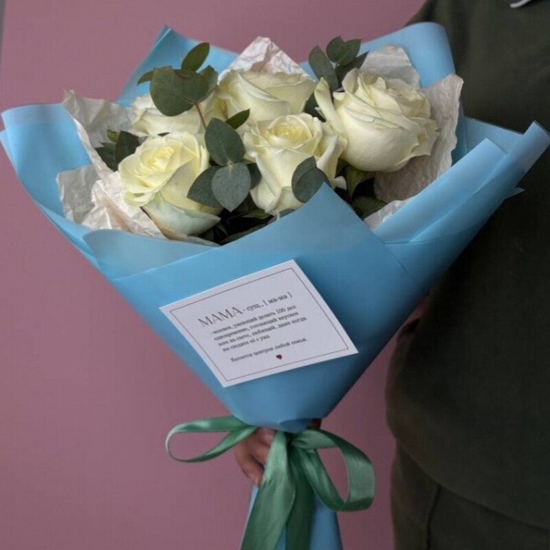 Buket belih roz s evkaliptom dlya mami + otkritka, buket iz 5 roz