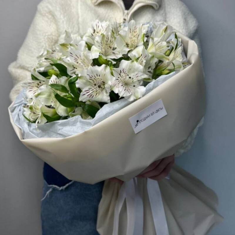 Belaya al_stromeriya v vozdushnoj upakovke, buket iz 7 al_stromerij