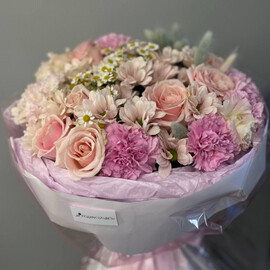 Nezhnij sbornij buket s rozovoj rozoj i persikovoj hrizantemoj