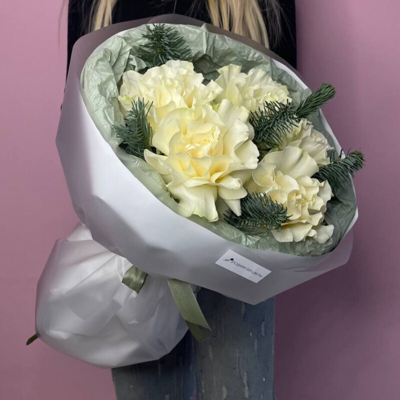 Avtorskij buket s rozami sorta Mondial_ i nobilisom, standart