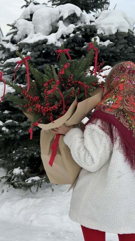 Огромный букет из нобилиса и Илекса , делюкс