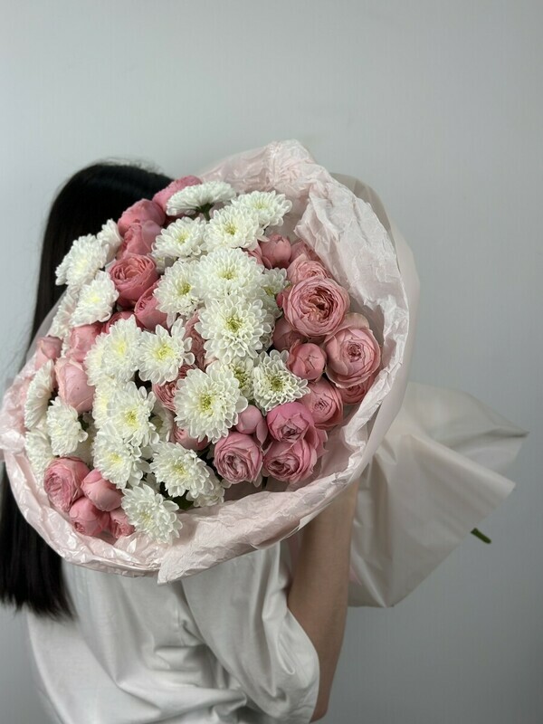 Buket iz kustovih roz i hrizantem, premium